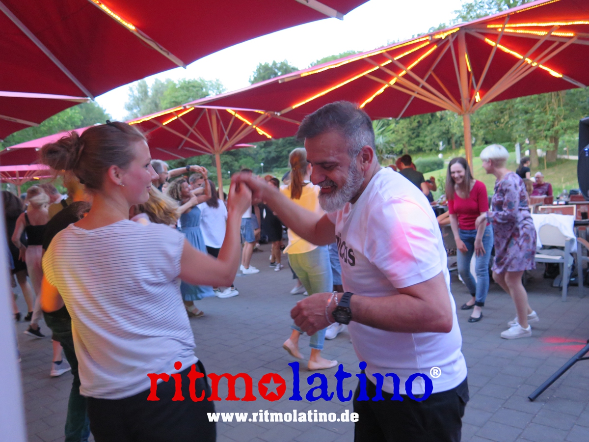 Ritmo-Latino®-Party-Barfuesser-Biergarten-im-Glacis-Park-Neu-Ulm-9