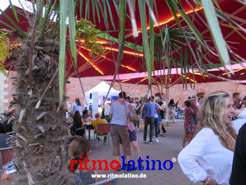 Barfuesser-Biergarten-im-Glacis-Park-10