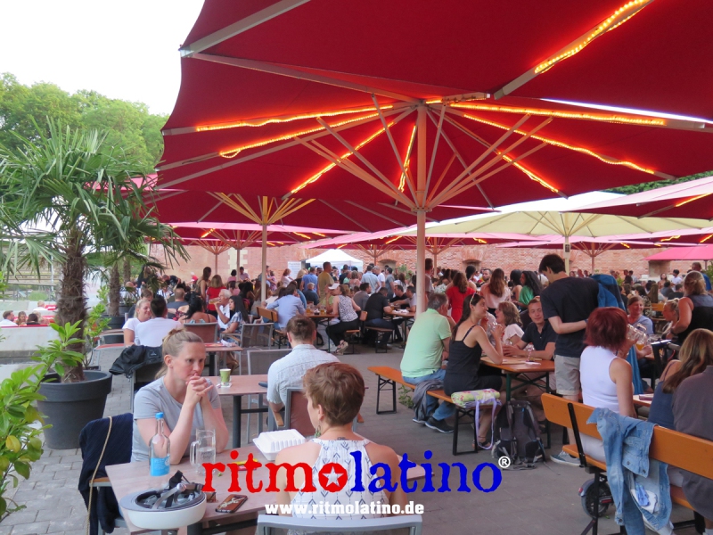Barfuesser-Biergarten-im-Glacis-Park-13