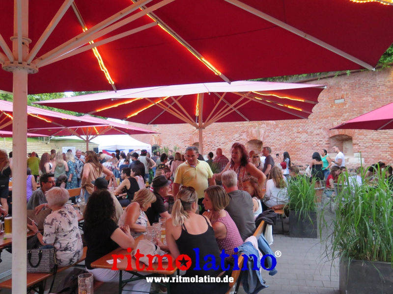 Barfuesser-Biergarten-im-Glacis-Park-16