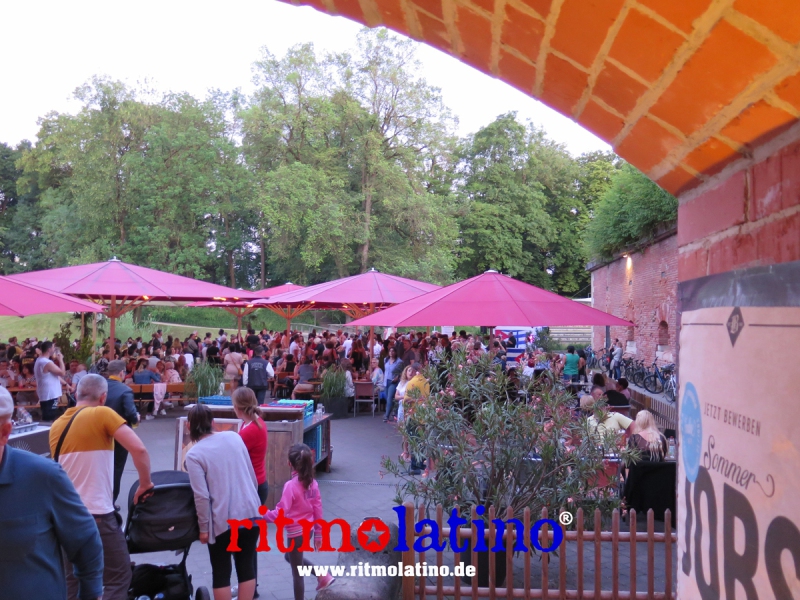Barfuesser-Biergarten-im-Glacis-Park-23