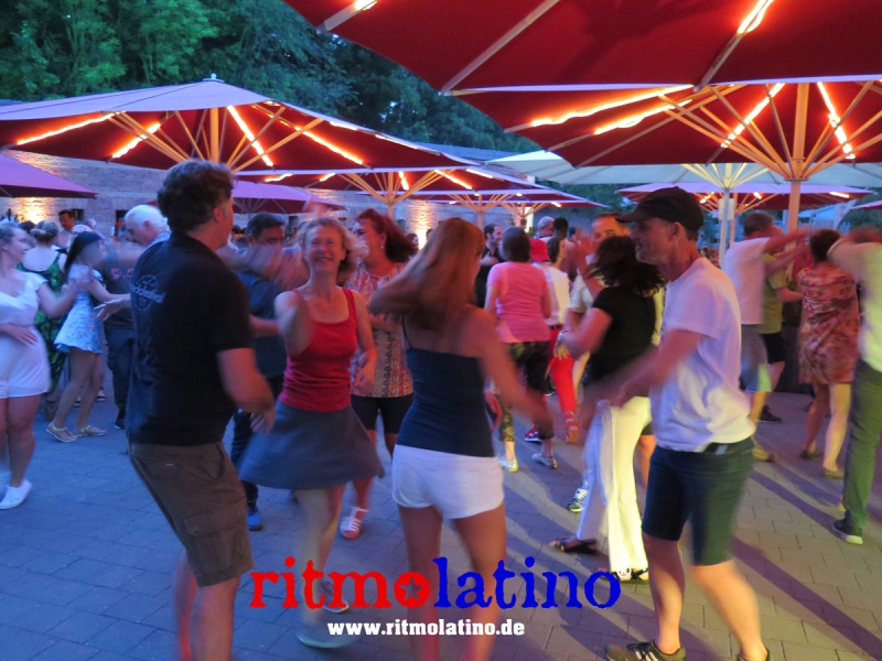 Barfuesser-Biergarten-im-Glacis-Park-27