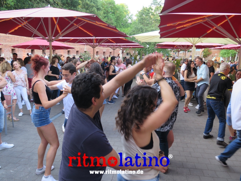 Barfuesser-Biergarten-im-Glacis-Park-5