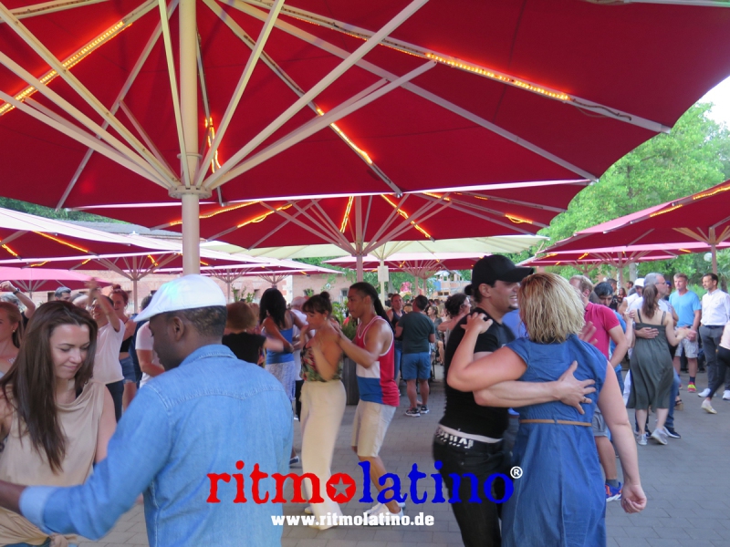 Barfuesser-Biergarten-im-Glacis-Park-8
