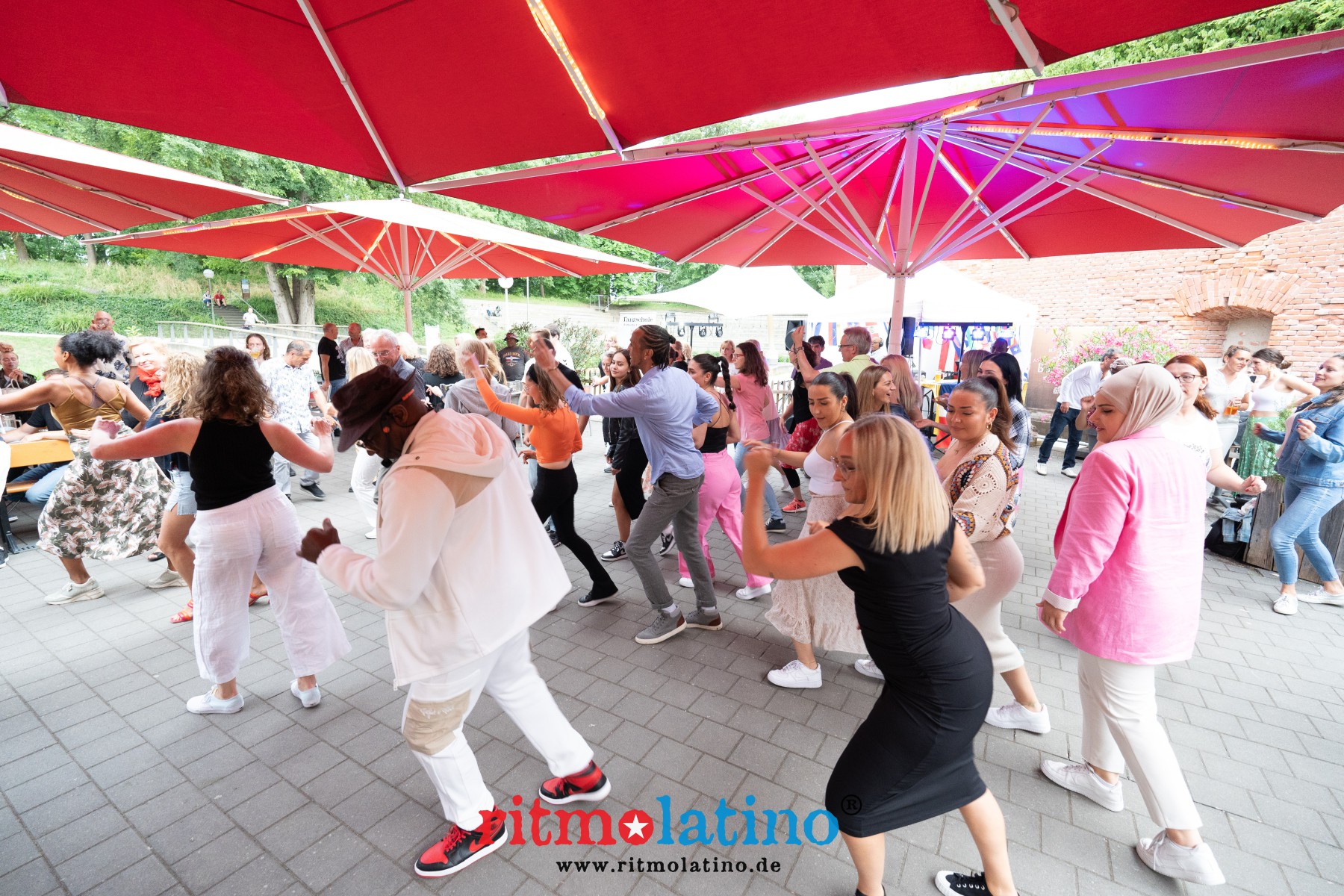 Ritmo-Latino®-Party-Barfuesser-Biergarten-im-Glacis-Park-Neu-Ulm