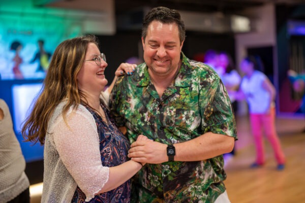 Mann und Frau tanzen Salsa in Ulm. Sie lächeln, während sie den Tanz genießen, der als Tanzkurs an der Tanzschule Ritmo Latino® unterrichtet wird.